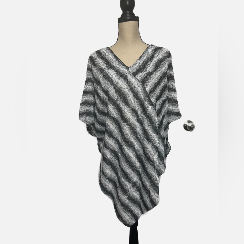 Two by Vince Camuto Gray White Poncho Knit Sweater size XL